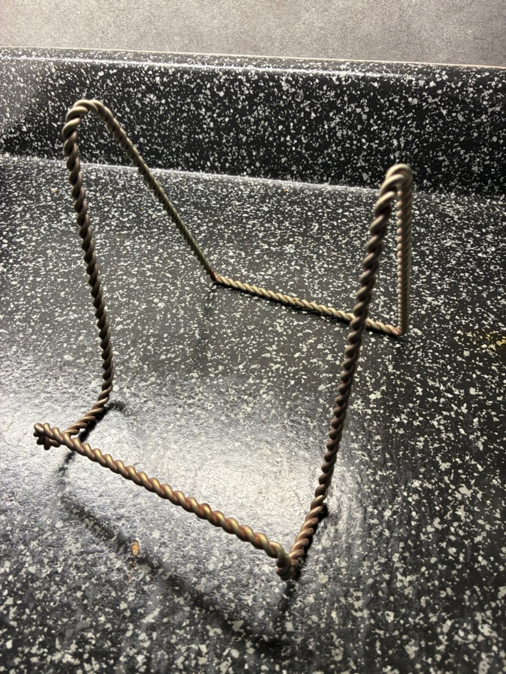 Twisted Metal Display Easel - Brass Tone